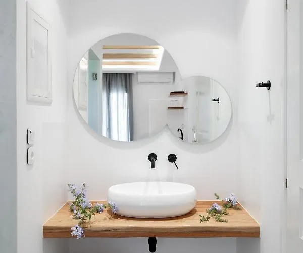 Iades & Айя-Анна